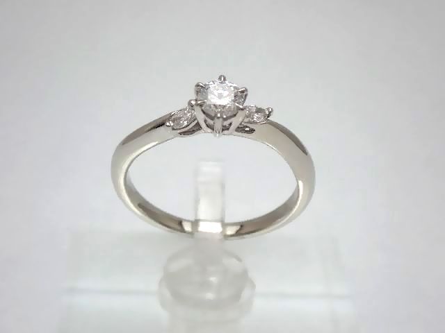 【新品仕上げ済】Pt950　ダイヤモンドリング／プラチナ／ダイヤモンド0.253ct　0.08ct／しぼりうで／マーキスカット／#11／3.6g【質屋出店】【送料無料】【中古】｜みよし質屋