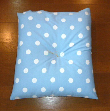 銘仙判座布団 水色ドット柄 55x59cm|ふとんのみぞぐち 店