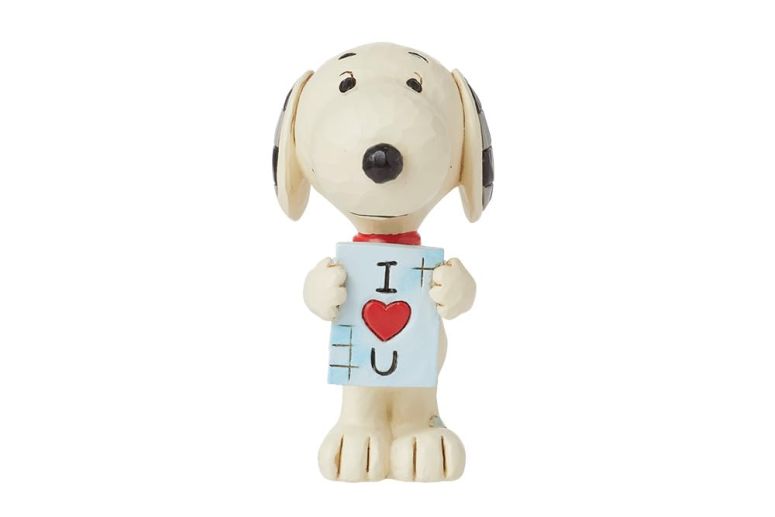 装飾 置物 雑貨 海外 Enesco Peanuts by Jim Shore Collection Snoopy Holding I Love You Sign Miniature Figurine- Resin Hand Crafted Painted Collectible Peanuts Snoopy Mini Figurines Valentine Home Decor Statue, 3.13 Inch 【並行輸入品】