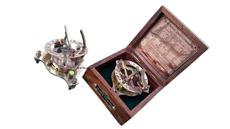 金管楽器製 日晷儀 羅針儀 真ちゅう サンダイアル US HANDICRAFTS Vintage Marine WEST London Antique 2.5\" Brass Sundial Compass Nautical Decor Big Brass Triangle Sundial Compass with Adjustable Screw Legs 【並行輸入品】"