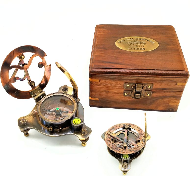 金管楽器製 日晷儀 羅針儀 真ちゅう サンダイアル A S Handicrafts Sundial Compass, Vintage Marine West London Antique 2.5\" Brass Sundial Compass Nautical Decor Big Brass Triangle Sundial Compass with Adjustable Screw Legs 【並行輸入品】"