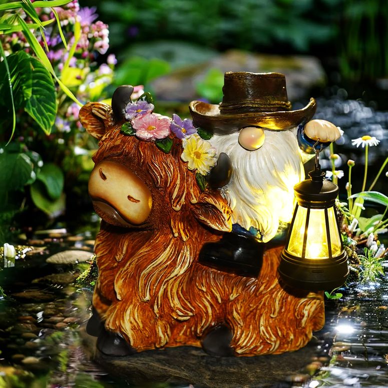 ガーデンライトLEDソーラーライト ソーラーパワー twinbling Garden Gnomes On Highland Cow Take Solar Lights,Gnome Garden Decor for Outside,Weather-Resistant Resin,Perfect for Garden,Patio,Lawn,and Porch 【並行輸入品】