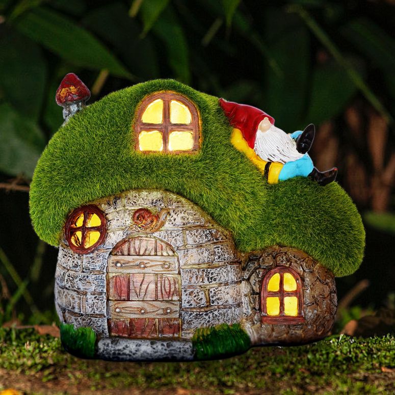 ガーデンライトLEDソーラーライト ソーラーパワー ILLUMINEW House Garden Statues with Solar Lights, LED Cute Flocked Fairy House with Gnomes Garden Figurine, Outdoor Patio Yard Lawn Decorations Gift 【並行輸入品】