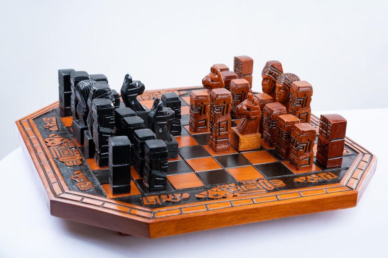 チェスセット Hand Carved Luxury Chess Set Premium Oak Wood Board Decorative Artisan Pieces Set Gift Fancy Chess Set, Collectors Themed House Wooden Chess Decoration Unique Chess Sets Adults Handcrafted Designer 【並行輸入品】