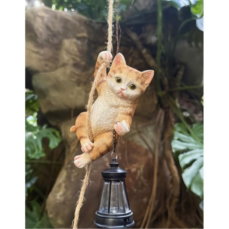ガーデンライトLEDソーラーライト ソーラーパワー Cat Garden Decor Outdoor Statues Resin Climbing Twine with LED Light Waterproof Hanging Animal Figurine for Garden Wall Balcony Tree Decoration Gift 【並行輸入品】