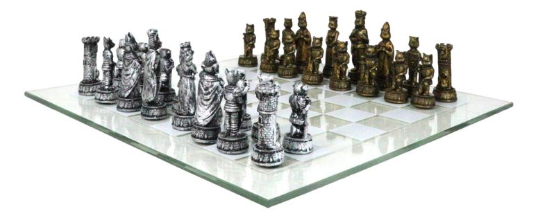 チェスセット Ebros Pet Animal Kingdom Cats Versus Dogs Battleground Chess Set Resin Character Pieces with Checker Frosted Glass Board Gaming Set 【並行輸入品】