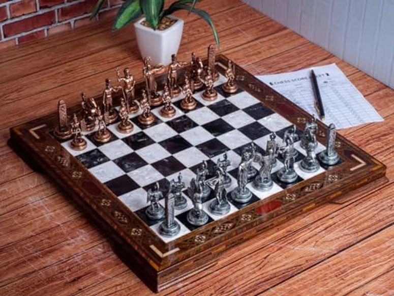チェス仕かける Chess Set Historcal Mythology Chessmen Hand-Made Bronze Chess Pieces Solid Inlaid Wooden Chess Board Decorative Gift Idea for Dad, Husband, Anyone for Birthday, Anniversary 【並行輸入品】 おもちゃ-チェス