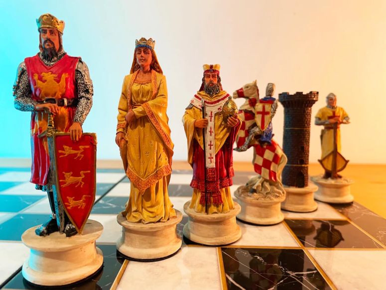 チェス仕かける Luxury Historcal Chess Set Medieval Crusaders Hand Painted Chess Pieces Walnut Wooden Chess Board 14.5\