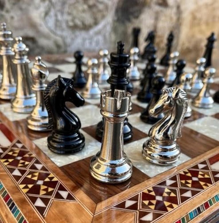 チェス仕かける Handmade Metal Chess Set for Adult Staunton Chessmen Hand Carved Bronze Classic Chess Metal Chess Pieces and Solid Walnut Inlaid Wood Chess Board Gift Idea for Him 【並行輸入品】 チェス-ファミリートイ・ゲーム