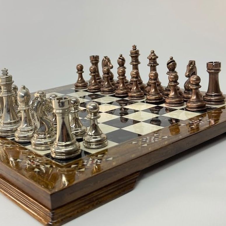 チェスセット Handmade Metal Chess Set for Adult Staunton Chess Figures Hand Carved Bronze Classic Chess Metal Chess Pieces and Solid Walnut Inlaid Wood Chess Board Gift Idea for Dad 【並行輸入品】｜MJ-MARKET