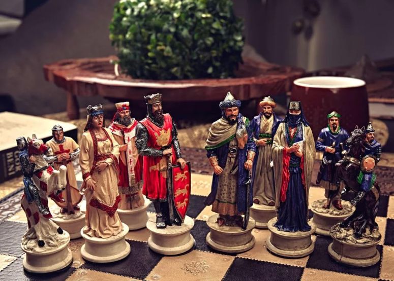 チェス仕かける Crusaders Chess Set Historcal Hand Painted Chess Pieces Walnut Solid Wooden Chess Board, Gift for Dad, Husband, Xmas, Birthday 【並行輸入品】 ファミリートイ・ゲーム-チェス-おもちゃ