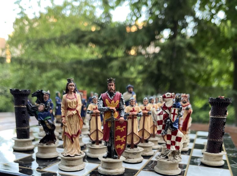 チェスセット Handmade Crusader Knight Chess Set ? 37x37 cm Solid MDF Wood Board & Hand-Painted Resin Chess Pieces ? Luxury Collectible Chess Set for Adults 【並行輸入品】｜MJ-MARKET