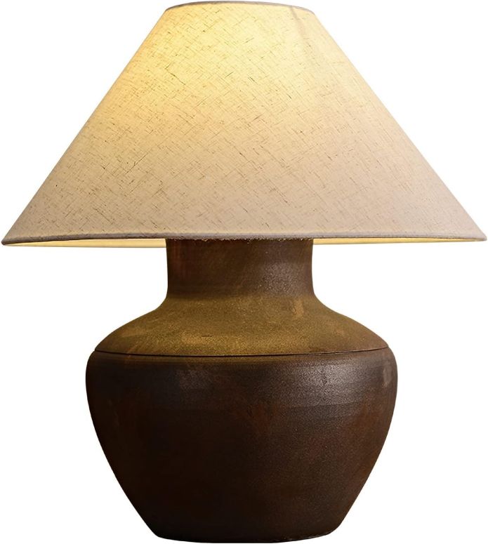 サファヴィヤ safavieh 早見表照明ランプ サファビヤ サファヴィア SANDYHA Farmhouse Ceramic Table Lamp Rustic Clay Pot Table Lamps Brown Ceramic Lamp Body with White Drum Shade Decor Bedside Nightstand for Living Room Bedroom House 【並行輸入品】