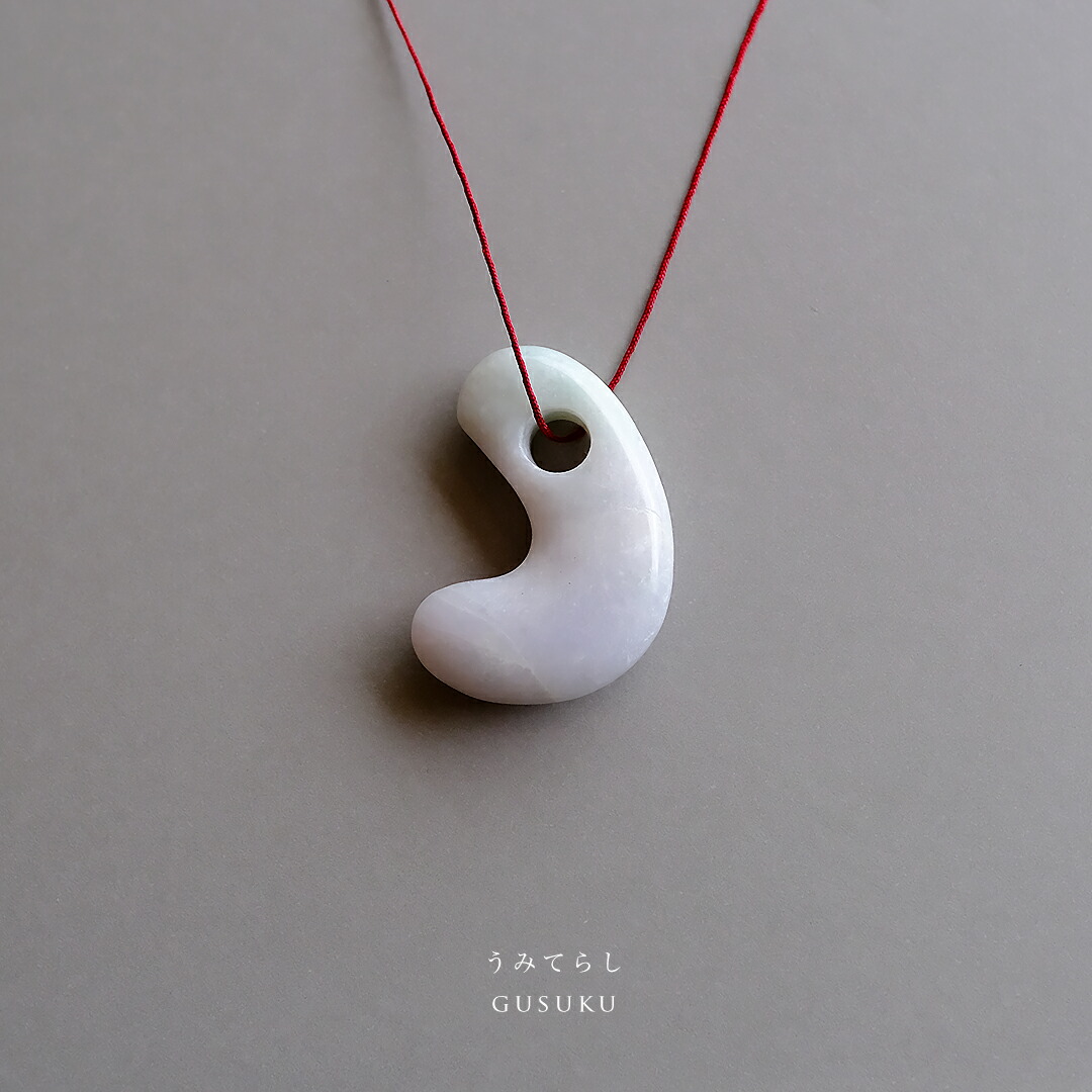 【さざれし工房】 翡翠 (ヒスイ) 勾玉「うみてらし Gusuku」(36.1mm/ホワイトグリーン翡翠) 日本製 手作り 希少 ミャンマー産天然ひすい 一点物 無着色 ジェダイト 硬玉 5月誕生石 国石 パワーストーン お守り まがたま ギフト プレゼント 贈答品 縁起物【送料無料】