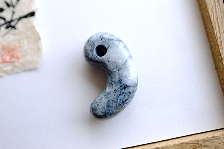 【さざれし工房】 翡翠 (ヒスイ) 勾玉「千本桜」(49.0mm/青緑翡翠)糸魚川産天然ひすい 一点物 無着色 ジェダイト 硬玉 5月誕生石 国石 パワーストーン お守り まがたま ギフト プレゼント 贈答品 縁起物 誕生日 記念日　藍　ブルーグリーン　緑【送料無料】