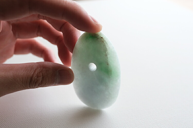 【さざれし工房】 翡翠 (ヒスイ) ペンダント「桃珠」(60.5g) 大珠 ミャンマー産天然ひすい 一点物 無着色 ジェダイト 硬玉 5月誕生石 国石 パワーストーン お守り ギフト プレゼント 贈答品 縁起物 誕生日 記念日 ホワイト 緑【送料無料】