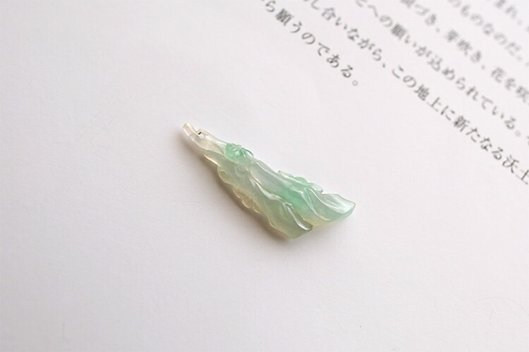 翡翠(ひすい)ネックレス 彫刻『氷翠梅花』アイスグリーン 梅の花 一点物 無着色 高品質 ジェダイト ミャンマー産 天然石 硬玉 ナチュラル お守り パワーストーン 国石 5月誕生石 風水 縁起物 贈答品 ギフト プレゼント 幸運の石 誕生日 透明 緑【送料無料】 27,170円