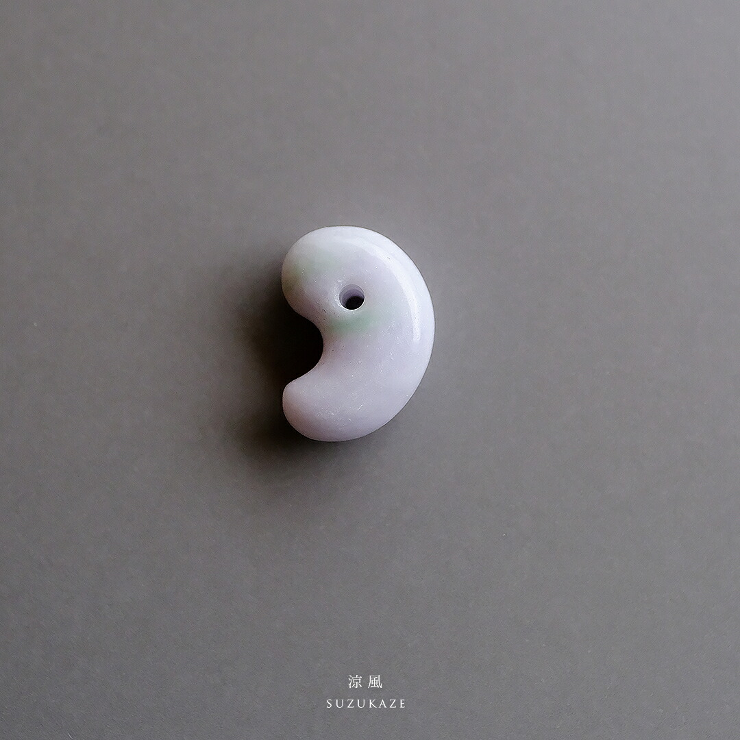 【さざれし工房】 翡翠 (ヒスイ) 勾玉「涼風 Suzukaze」(23.1mm/ラベンダー翡翠) 日本製 手作り 希少 ミャンマー産天然ひすい 一点物 無着色 ジェダイト 硬玉 5月誕生石 国石 パワーストーン お守り まがたま ギフト プレゼント 贈答品 縁起物 紫【送料無料】｜翡翠専門店ジョイテック