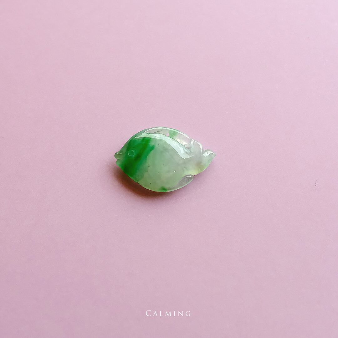 翡翠(ひすい)彫刻ペンダント/バッグチャーム『CALMING』 アイスグリーン翡翠 一点物 無着色 高品質 ジェダイト 硬玉 ミャンマー産天然ヒスイ ナチュラル 天然石 魚 お守り パワーストーン 国石 5月誕生石 縁起物 幸運 ギフト プレゼント 誕生日 記念日 緑【送料無料】