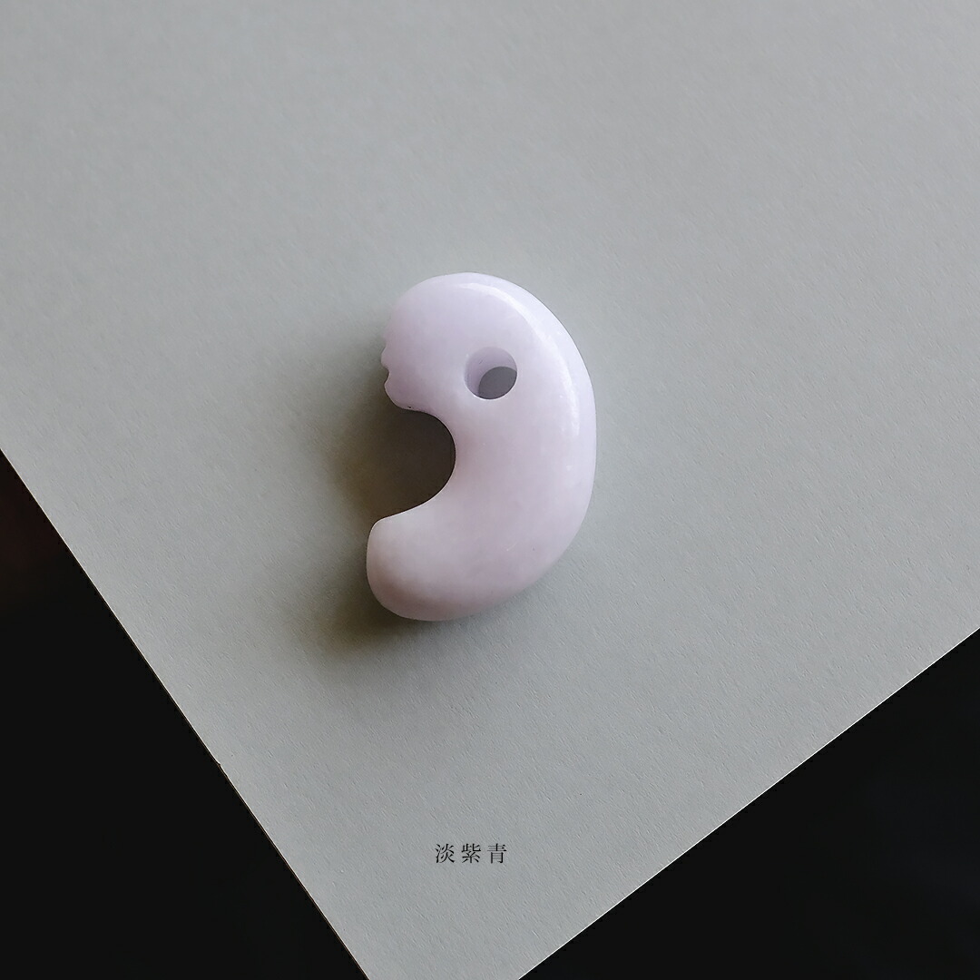 【さざれし工房】 翡翠 (ヒスイ) 勾玉「淡紫青」(31.0mm/ホワイトピンクラベンダー翡翠) 日本製 手作り 希少 ミャンマー産天然ひすい 一点物 無着色 ジェダイト 硬玉 5月誕生石 国石 パワーストーン お守り まがたま ギフト プレゼント 縁起物 【送料無料】