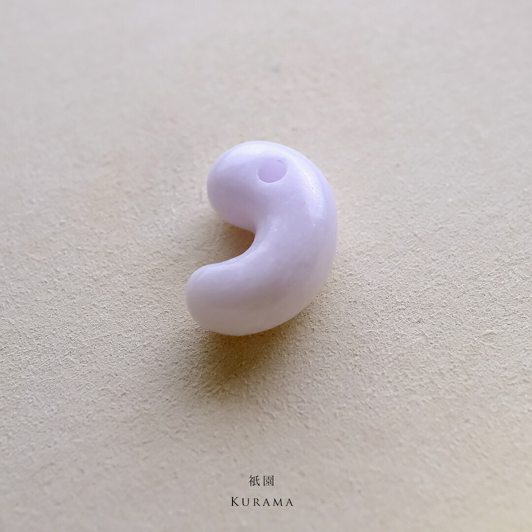 【さざれし工房】 翡翠 (ヒスイ) 勾玉「祇園 KURAMA」(36.0mm/ホワイトピンクラベンダー翡翠) 日本製 手作り 希少 ミャンマー産天然ひすい 一点物 無着色 ジェダイト 硬玉 5月誕生石 国石 パワーストーン お守り まがたま ギフト プレゼント 縁起物 【送料無料】｜翡翠専門店ジョイテック