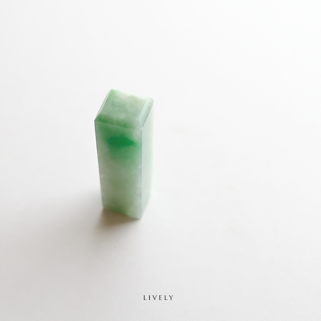 翡翠（ひすい）置物・落款印材『LIVELY』グリーン翡翠 一点物 高品質 希少 無着色 ミャンマー産天然ヒスイ ジェダイト 硬玉 ナチュラル 5月誕生石 誕生日 記念日 国石 お守り パワーストーン ギフト プレゼント 縁起物 贈答品 【送料無料】