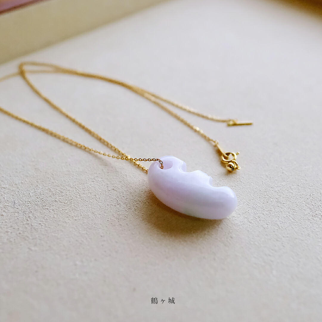 【さざれし工房】 翡翠 (ヒスイ) 勾玉「鶴ヶ城」(30.5mm/ホワイトピンクラベンダー翡翠) 日本製 手作り 希少 ミャンマー産天然ひすい 一点物 無着色 ジェダイト 硬玉 5月誕生石 国石 パワーストーン お守り まがたま ギフト プレゼント 縁起物 【送料無料】