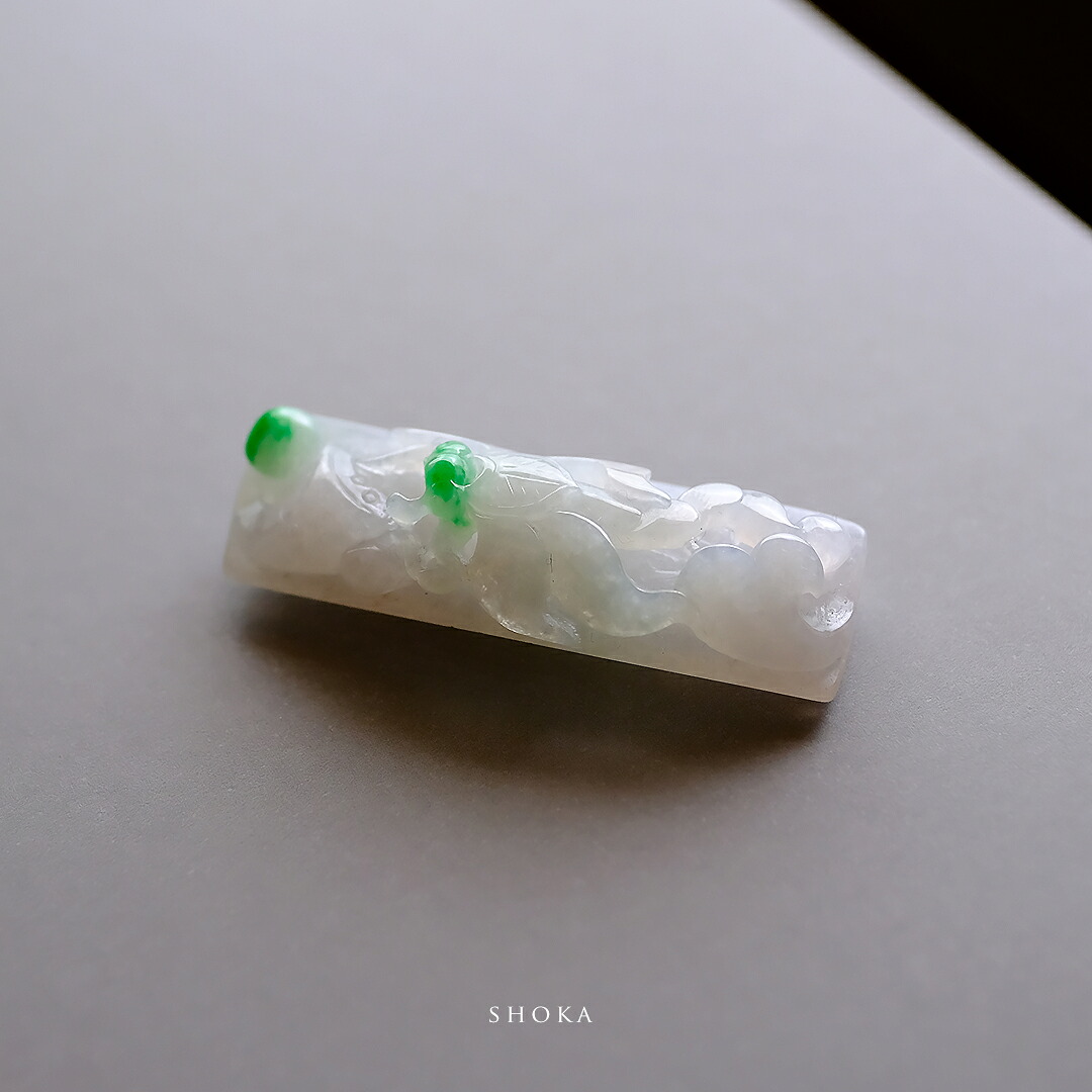 翡翠 (ひすい) 彫刻 ペンダントトップ 『SHOKA』グリーン＆氷翡翠 蓮 ロータス トンボ 一点物 無着色 高品質 ジェダイト ミャンマー産 天然石 硬玉 ナチュラル お守り パワーストーン 国石 5月誕生石 縁起物 ギフト プレゼント 誕生日 記念日【送料無料】