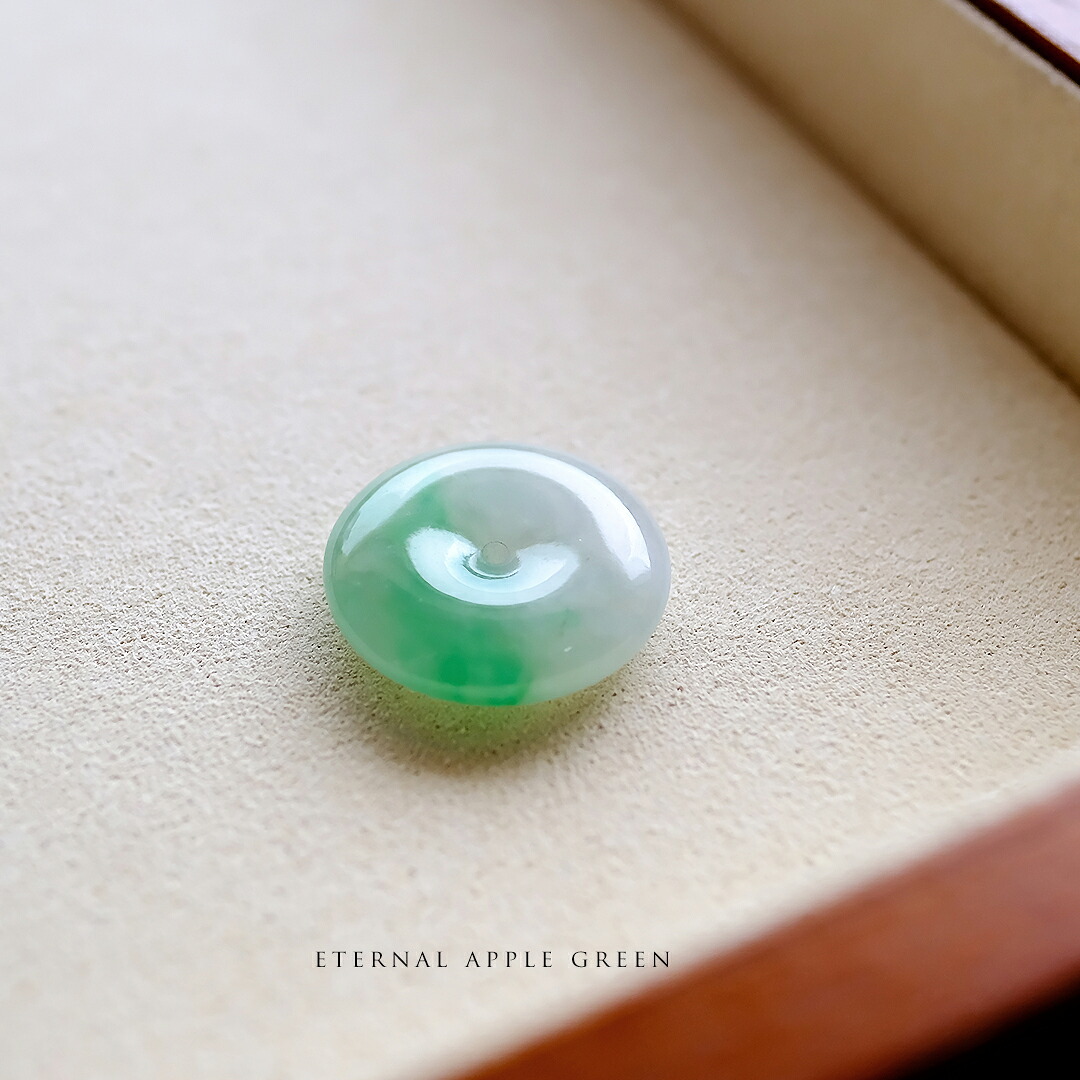 翡翠 (ヒスイ)玉璧ペンダントトップ 『ETERNAL APPLE GREEN』 アイシーグリーン翡翠 フープ 一点物 ミャンマー産天然ひすい 硬玉 ジェダイト 高品質 無着色 天然石 5月誕生石 誕生日 記念日 希少 国石 縁起物 ネックレス 透明【送料無料】【鑑別書作成無料】