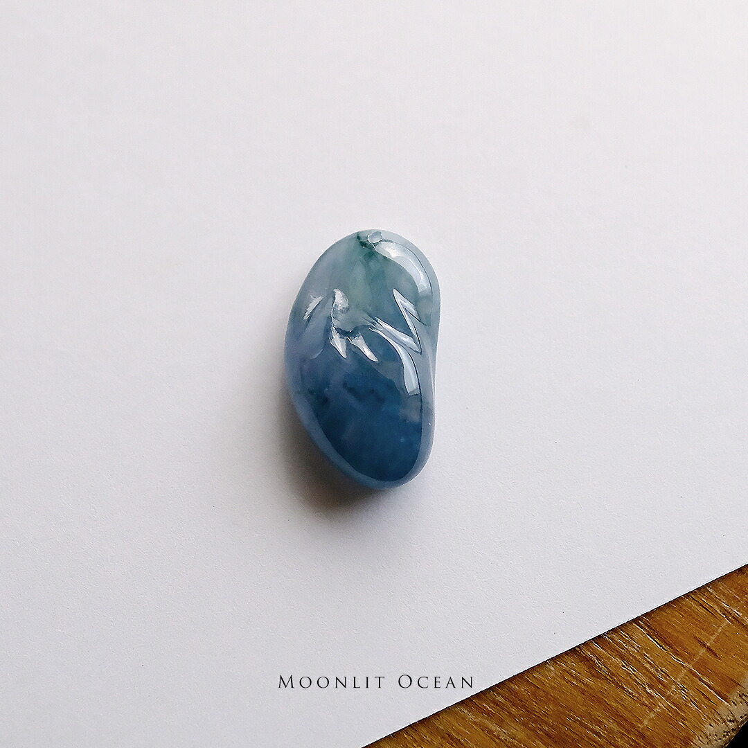 翡翠(ヒスイ) 彫刻ペンダントトップ 『MOONLIT OCEAN』アイシーブルー翡翠 グアテマラ産 一点物 天然ひすい 高品質 無着色 ナチュラル 硬玉 ジェダイト 国石 お守り ギフト プレゼント 5月誕生石 誕生日 記念日 ネックレス【送料無料】|翡翠専門店ジョイテック