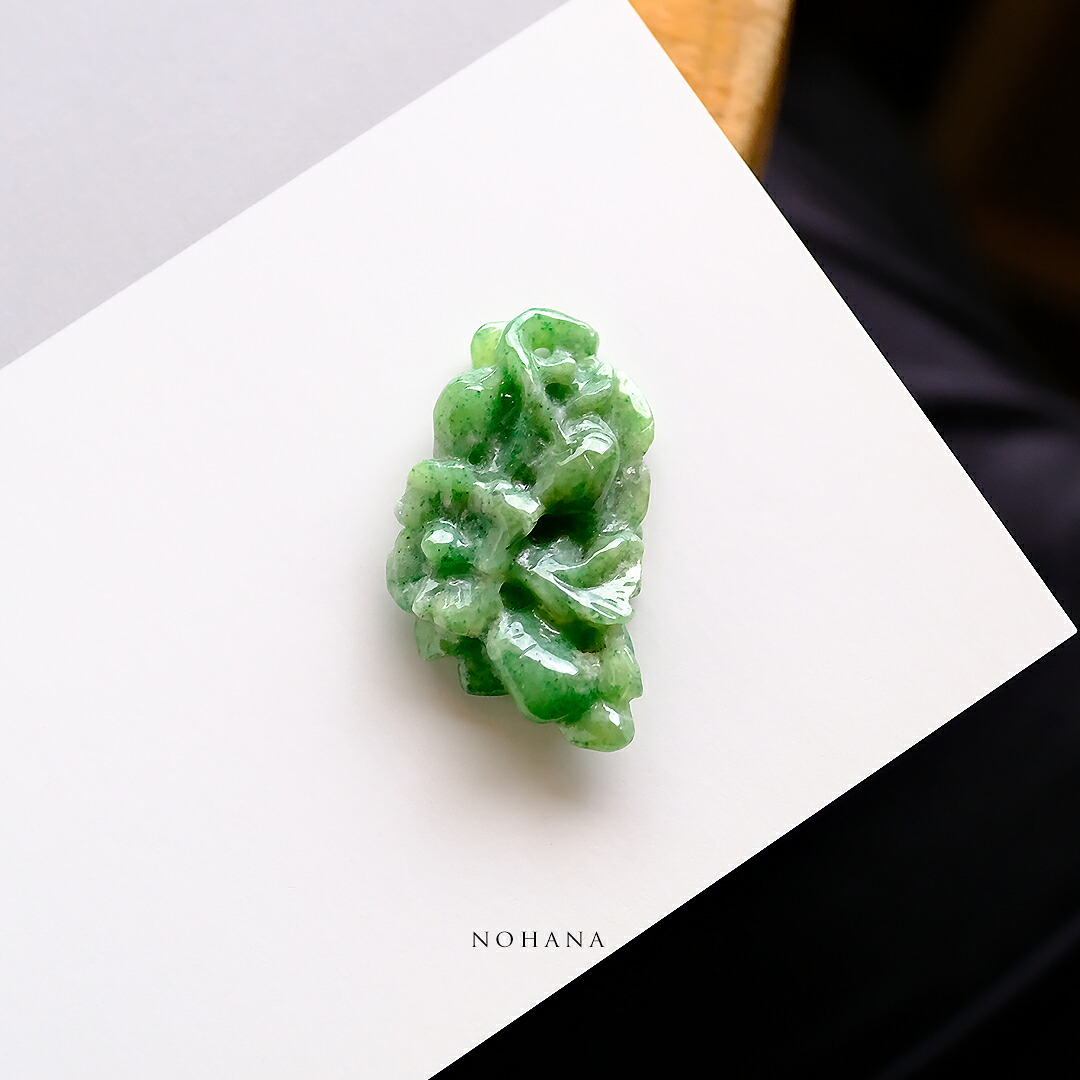 翡翠 (ひすい) 彫刻 ペンダントトップ『NOHANA』 グリーン翡翠 花 一点物 無着色 高品質 ジェダイト ミャンマー産 天然石 硬玉 ナチュラル お守り パワーストーン 国石 5月誕生石 ギフト プレゼント 【送料無料】