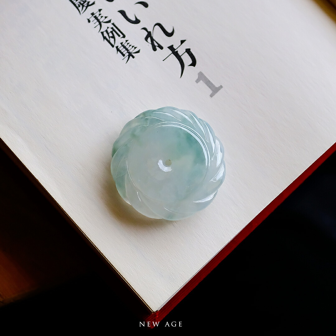 翡翠(ヒスイ) 玉璧 ペンダントトップ 『NEW AGE』アイシーグリーン翡翠 ミャンマー産 一点物 天然ひすい 高品質 無着色 ナチュラル 硬玉 ジェダイト 国石 お守り ギフト プレゼント 5月誕生石 誕生日 記念日 ネックレス【送料無料】【鑑別書作成無料】|翡翠専門店ジョイテック