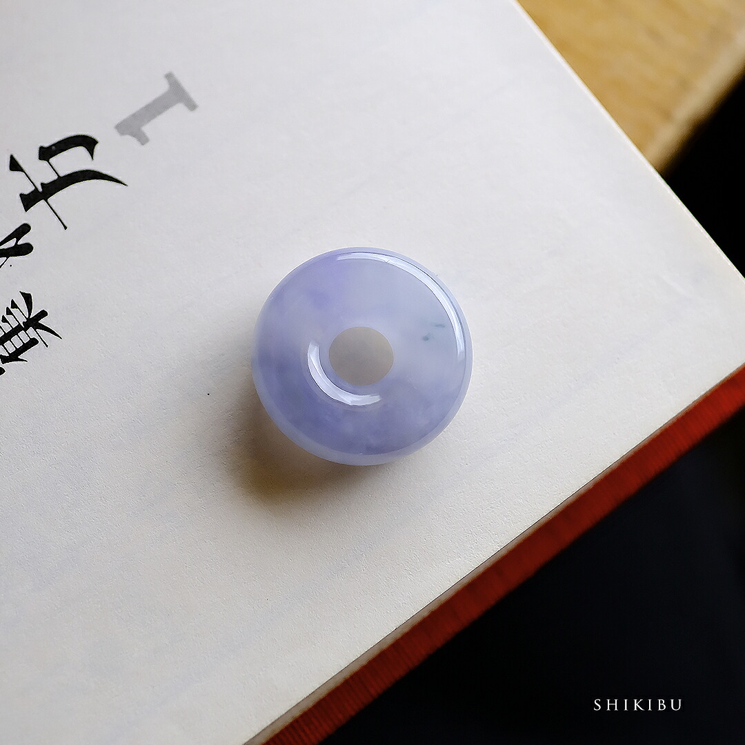 翡翠(ヒスイ) 玉璧 ペンダントトップ 『SHIKIBU』ブルーラベンダー翡翠 ミャンマー産 一点物 天然ひすい 高品質 無着色 ナチュラル 硬玉 ジェダイト 国石 お守り ギフト プレゼント 5月誕生石 誕生日 記念日 ネックレス【送料無料】【鑑別書作成無料】