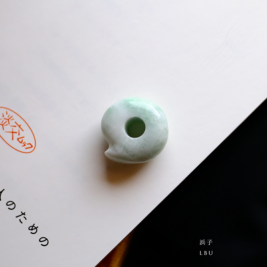 【さざれし工房】 翡翠 (ヒスイ) 勾玉『浜子』 (19.3mm/ホワイト＆グリーン翡翠) 日本製 手作り 希少 ミャンマー産天然ひすい 一点物 無着色 ジェダイト 硬玉 5月誕生石 国石 パワーストーン お守り まがたま ギフト プレゼント 縁起物 【送料無料】
