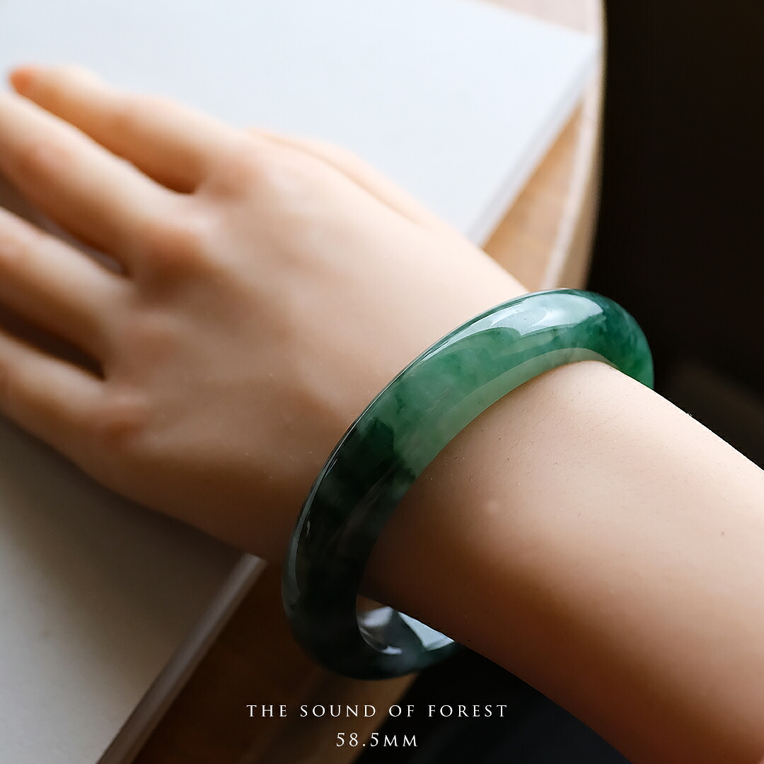 翡翠 (ひすい) バングル『THE SOUND OF FOREST』 (円形/内径58.5mm) アイシーグリーン翡翠 一点物 高品質 無着色 ミャンマー産天然ヒスイ ジェダイト ナチュラル 天然石 パワーストーン お守り 縁起物 5月誕生石 国石 誕生日【鑑別書作成無料】【送料無料】