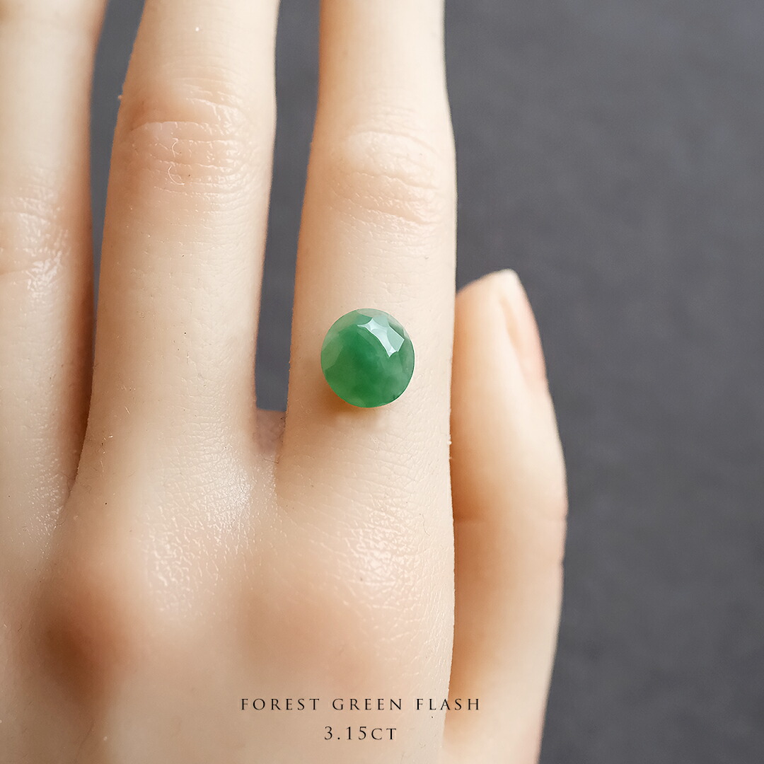 翡翠（ヒスイ）ルース『FOREST GREEN FLASH』（3.15ct/アイシーグリーン翡翠）希少 一点物 高品質 ミャンマー産天然ひすい ジェダイト 硬玉 無着色 5月誕生石 国石 ギフト プレゼント セミオーダー フルオーダー オーバルファセット 誕生日 記念日【送料無料】【鑑別書無料】｜翡翠専門店ジョイテック