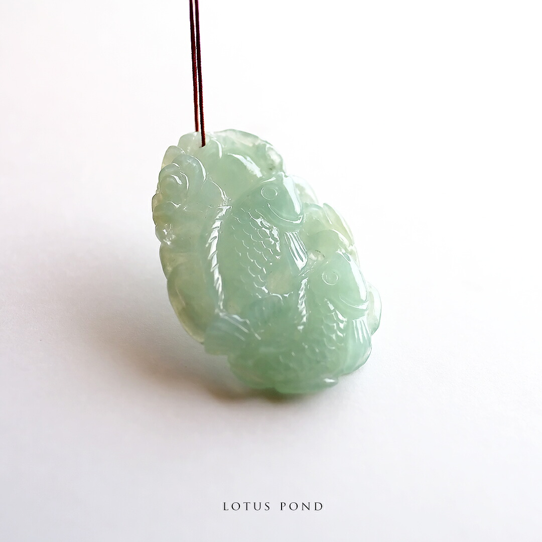 翡翠 (ひすい) 彫刻 ペンダントトップ『LOTUS POND』アイシーグリーン翡翠 鯉 花 如意 一点物 無着色 高品質 ジェダイト ミャンマー産 天然石 硬玉 ナチュラル お守り パワーストーン 国石 5月誕生石 ギフト プレゼント 【送料無料】