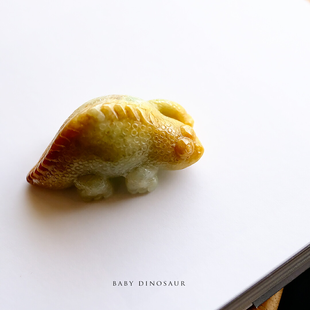 翡翠 (ひすい) 彫刻 ペンダントトップ『BABY DINOSAUR』イエロー＆ライトグリーン翡翠 恐竜 一点物 無着色 高品質 ジェダイト ミャンマー産 天然石 硬玉 ナチュラル お守り パワーストーン 国石 5月誕生石 ギフト プレゼント 【送料無料】｜翡翠専門店ジョイテック