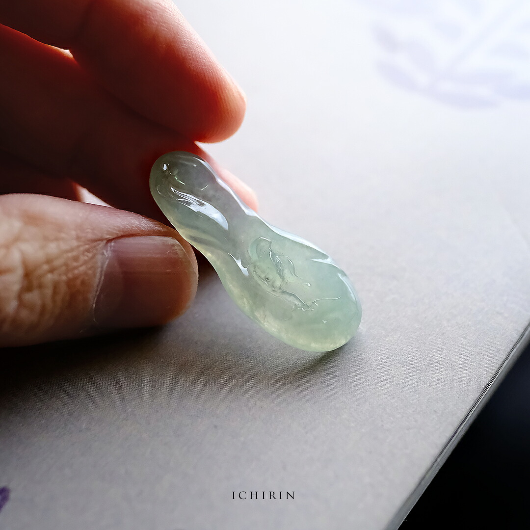 翡翠 (ひすい) 彫刻 ペンダントトップ『ICHIRIN』アイシーグリーン翡翠 花 一点物 無着色 高品質 ジェダイト ミャンマー産 天然石 硬玉 ナチュラル お守り パワーストーン 国石 5月誕生石 ギフト プレゼント 【送料無料】