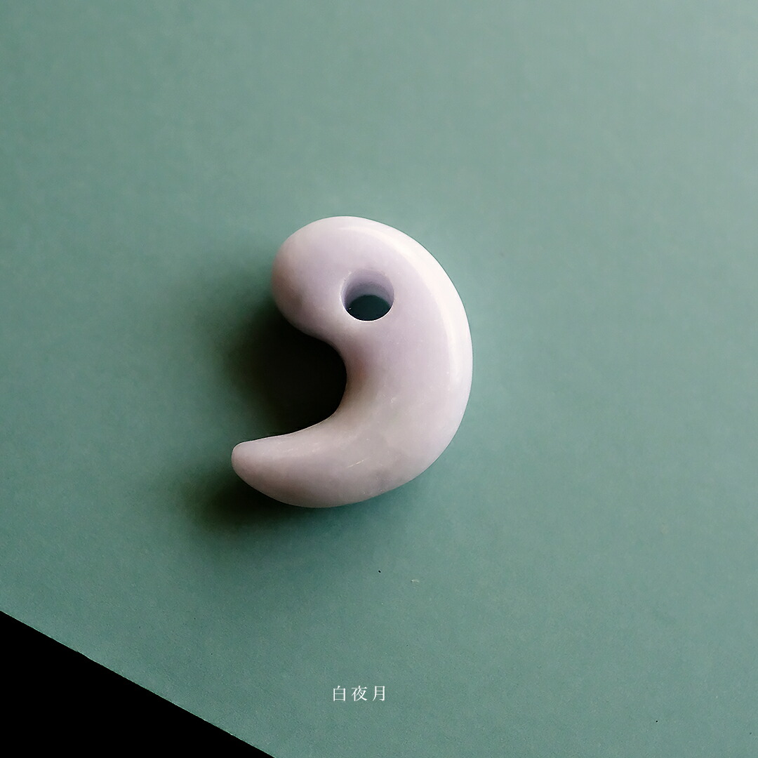 【さざれし工房】 翡翠 (ヒスイ) 勾玉『白夜月』 (32.4mm/ホワイトラベンダー翡翠) 日本製 手作り 希少 ミャンマー産天然ひすい 一点物 無着色 ジェダイト 硬玉 5月誕生石 国石 パワーストーン お守り まがたま ギフト プレゼント 縁起物 【送料無料】