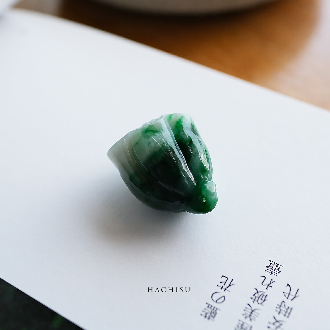 翡翠 (ヒスイ) 彫刻 ペンダントトップ『HACHISU』ホワイト＆グリーン翡翠 蓮の花托 ミャンマー産天然ひすい 一点物 国石 高品質 無着色 ナチュラル 硬玉 ジェダイト プレゼント お守り パワーストーン ５月誕生石【送料無料】