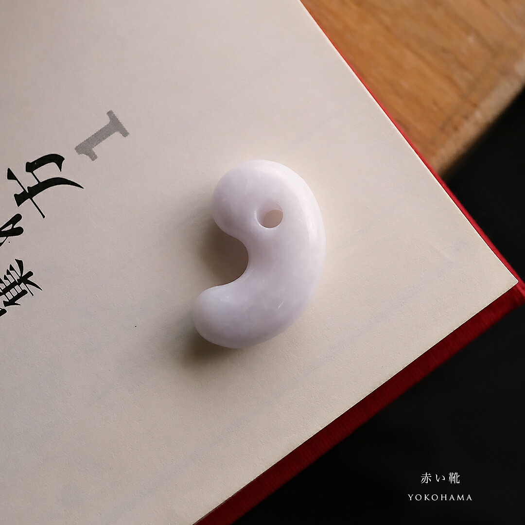 【さざれし工房】 翡翠 (ヒスイ) 勾玉『赤い靴』 (28.5mm/ホワイト翡翠) 日本製 手作り 希少 ミャンマー産天然ひすい 一点物 無着色 ジェダイト 硬玉 5月誕生石 国石 パワーストーン お守り まがたま ギフト プレゼント 縁起物 【送料無料】|翡翠専門店ジョイテック