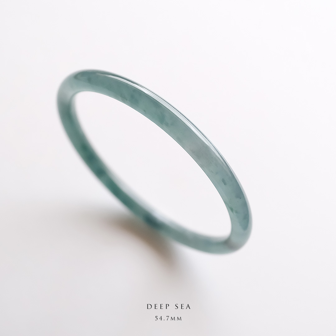 翡翠 (ひすい) バングル『DEEP SEA』( 円形 / 内径54.7mm ) ディープブルー翡翠 一点物 希少 高品質 無着色 グアテマラ産天然ヒスイ ナチュラルジェダイト 硬玉 お守り 5月誕生石 国石 プレゼント 誕生日 【鑑別書作成無料】【送料無料】