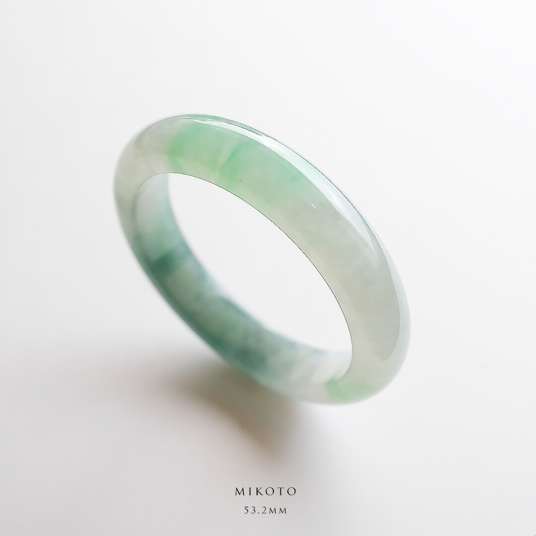 翡翠 (ひすい) バングル『MIKOTO』 (円形/内径53.2mm) アイシーホワイト＆グリーン翡翠 一点物 高品質 無着色 ミャンマー産天然ヒスイ ジェダイト ナチュラル 天然石 パワーストーン お守り 縁起物 5月誕生石 国石 誕生日【鑑別書作成無料】【送料無料】｜翡翠専門店ジョイテック