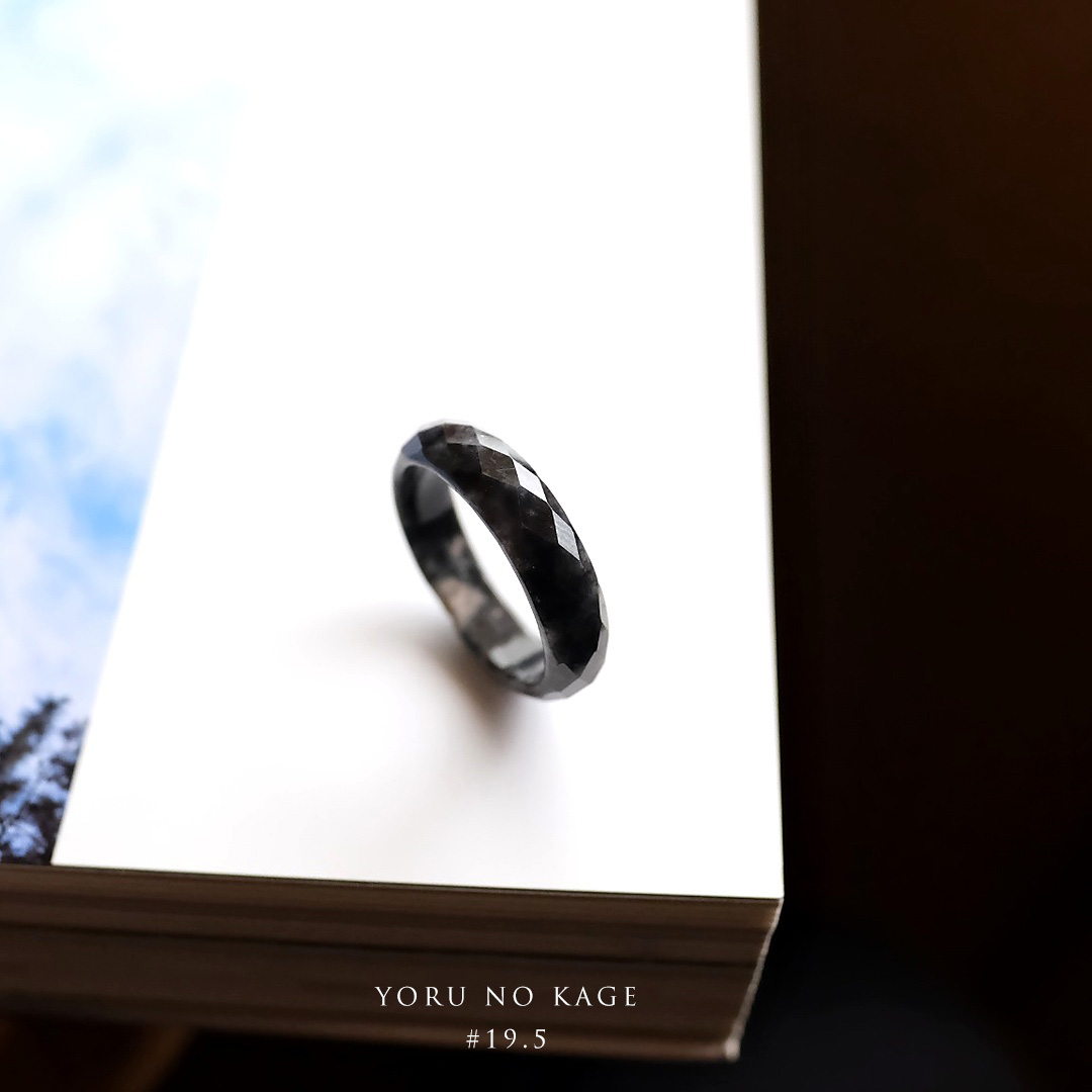 翡翠 (ヒスイ)くりぬきリング 『YORU NO KAGE』 (19.5号/ブラック翡翠) ファセットカット プリズム キラキラ 一点物 希少 高品質 無着色 ミャンマー産天然ひすい ナチュラルジェダイト 硬玉 5月誕生石 国石 お守り パワーストーン ギフト 誕生日 記念日【送料無料】 15,246円