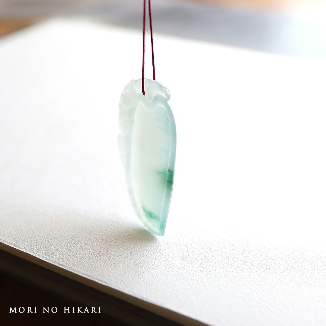 翡翠(ヒスイ) 彫刻 ペンダントトップ 『MORI NO HIKARI』アイシーホワイト＆グリーン翡翠 ミャンマー産天然ひすい 果実 【商品番号99237】｜翡翠専門店ジョイテック
