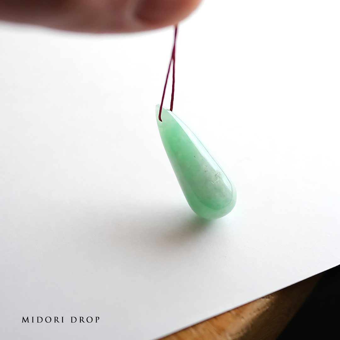 翡翠(ヒスイ) 彫刻 ペンダントトップ『MIDORI DROP』グリーン翡翠 ミャンマー産天然ひすい 雫 しずく 【商品番号99255】|翡翠専門店ジョイテック