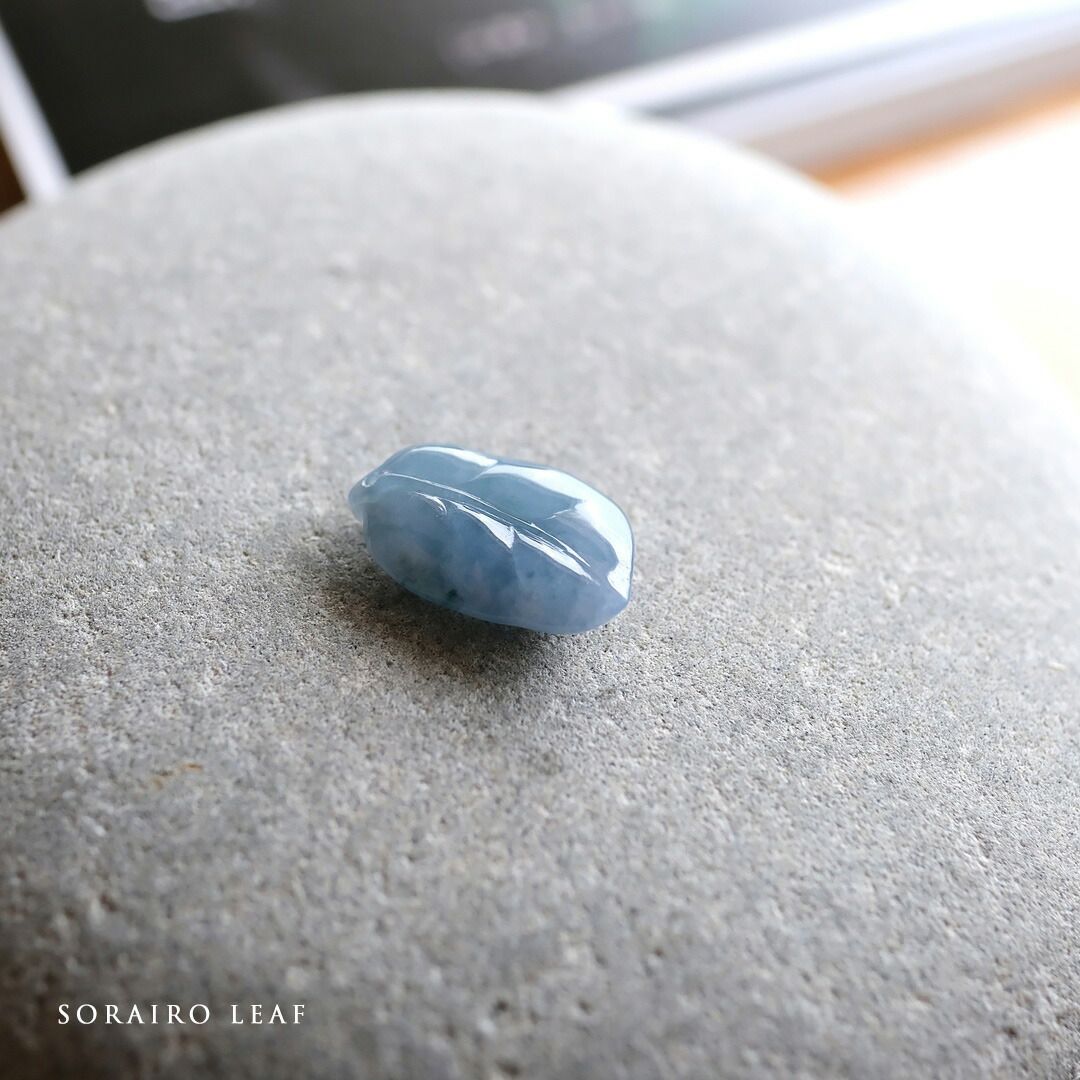 翡翠(ヒスイ) 彫刻 ペンダントトップ『SORAIRO LEAF』ブルーラベンダー翡翠 ミャンマー産天然ひすい 葉 リーフ 【商品番号99340】|翡翠専門店ジョイテック