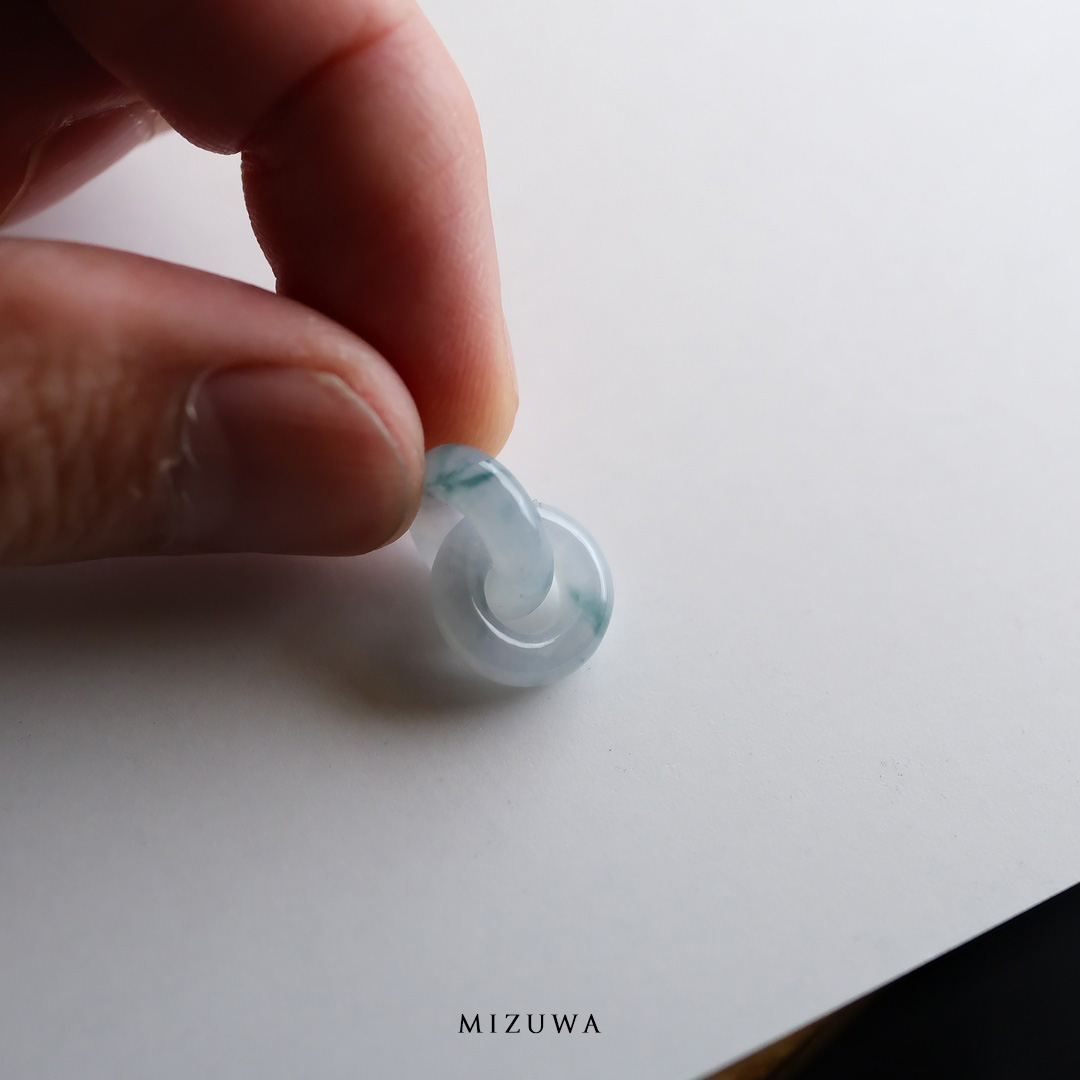 翡翠(ヒスイ) 玉璧 ペンダントトップ ダブルフープ 『MIZUWA』氷翡翠 ミャンマー産天然ひすい ドーナツ 平安扣 ネックレス ジュエリー【商品番号99486】｜翡翠専門店ジョイテック
