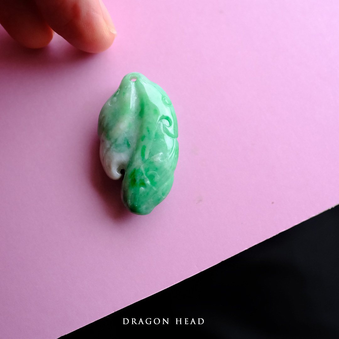 翡翠(ヒスイ) 彫刻 ペンダントトップ『DRAGON HEAD』ホワイト＆グリーン翡翠 ミャンマー産天然ひすい 古代龍 【商品番号99559】｜翡翠専門店ジョイテック